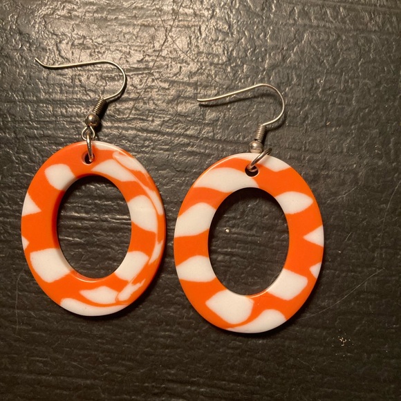 Eighties style dangly earrings. - Picture 2 of 5